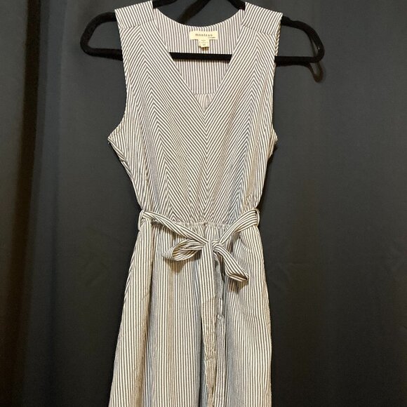 Monteau Dresses & Skirts - Monteau V Neck Midi Dress M